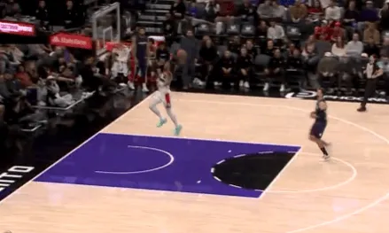 完美电竞-沃特金斯一马当先单臂暴扣，奇才次节将分差缩小至11分