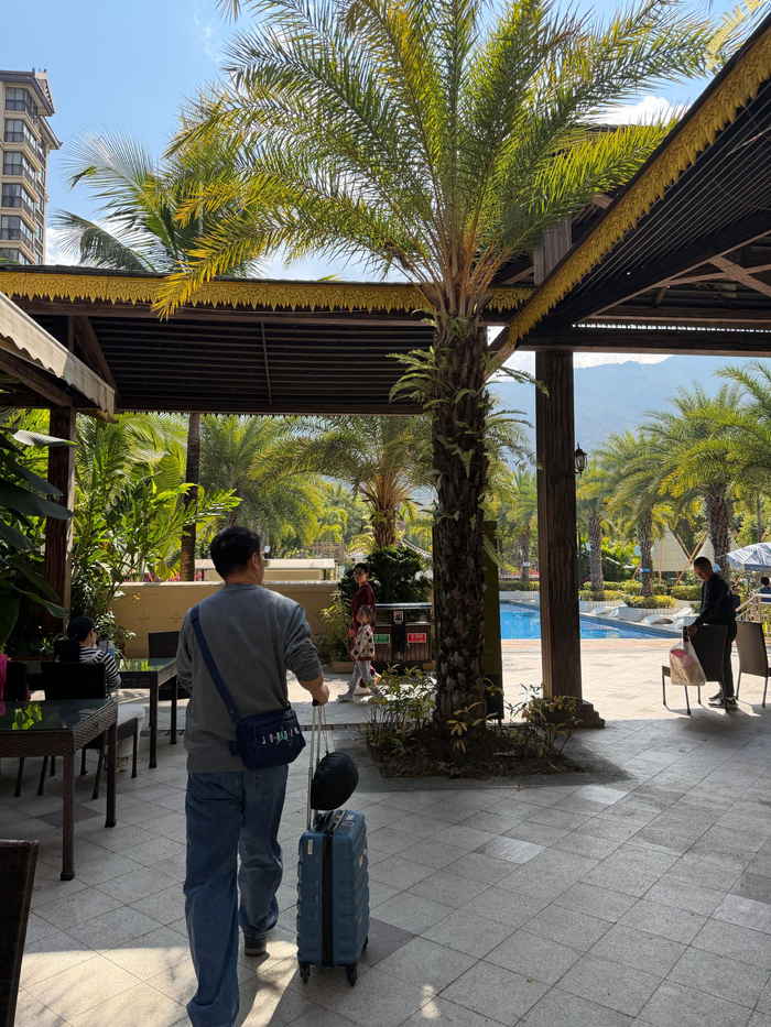 西双版纳偶遇王小愚儿观看湖人比赛|手机_新浪体育_新浪新闻