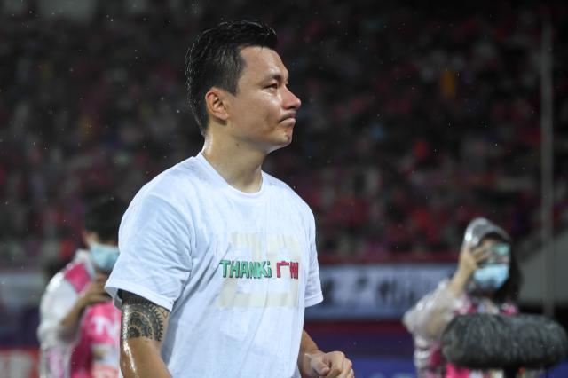 郜林穿“THANK!广州”衣服谢球迷 称广州踢得更主动